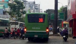 Ngang nhiên chạy xe buýt lên vỉa hè, họp khẩn xử lý tài xế